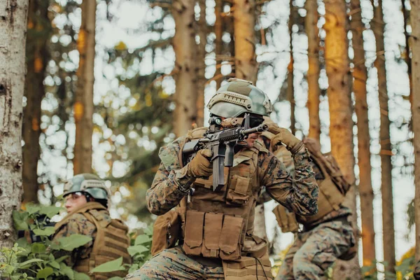Ein Moderner Soldat Kriegseinsatz Dichten Und Gefährlichen Waldgebieten Gefährliche Militärische — Stockfoto