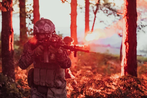 Soldado Lucha Una Zona Bosque Rodeado Fuego — Foto de Stock