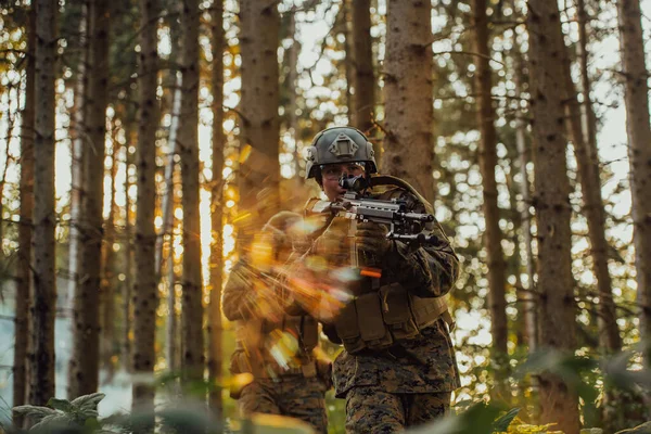 Modern Krigssoldat Krigstjänst Täta Och Farliga Skogsområden Farliga Militära Räddningsinsatser — Stockfoto