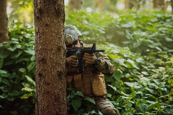Moderní Voják Válečné Službě Hustých Nebezpečných Lesních Oblastech Nebezpečné Vojenské — Stock fotografie