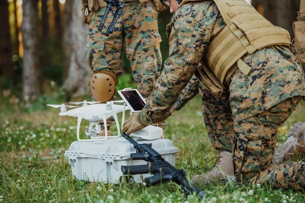 Modern Warfare Soldiers Squad Setzt Drohnen Zur Erkundung Und Überwachung — Stockfoto