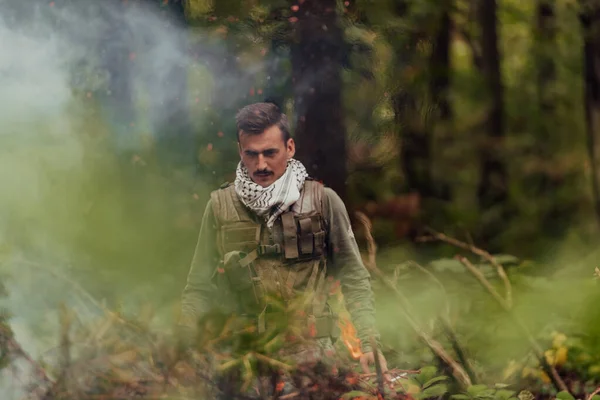 Yoğun Tehlikeli Orman Bölgelerinde Görev Yapan Modern Bir Savaş Askeri — Stok fotoğraf
