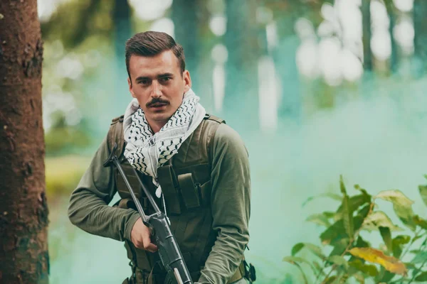 Kızgın Terörist Militan Gerilla Savaşçı Ormanda — Stok fotoğraf