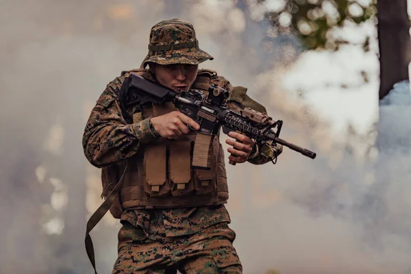 Egy Katona Harcol Egy Tűzzel Körülvett Harci Erdőben — Stock Fotó