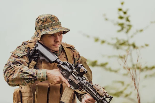 Soldado Lucha Una Zona Bosque Rodeado Fuego — Foto de Stock