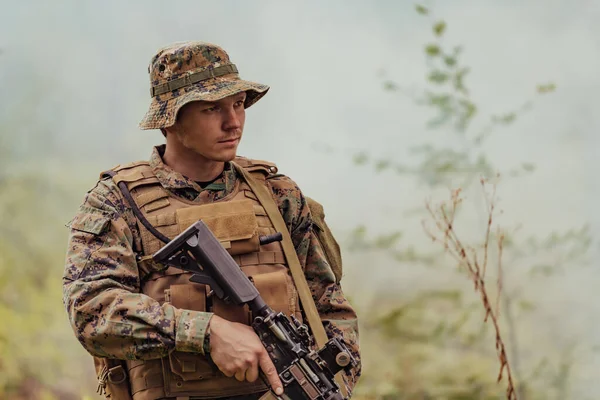 Voják Bojuje Válečném Lese Obklopený Ohněm — Stock fotografie