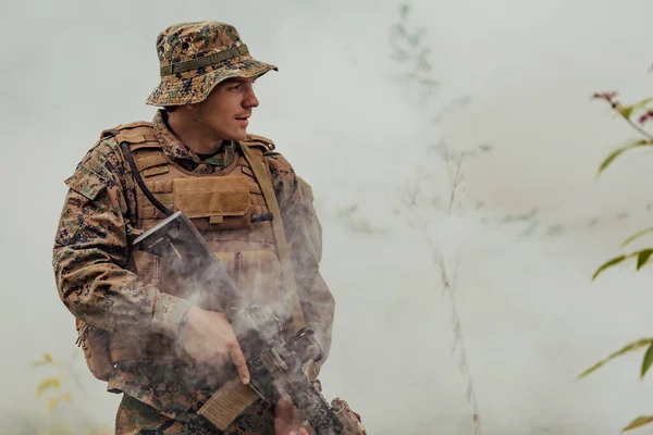 Voják Bojuje Válečném Lese Obklopený Ohněm — Stock fotografie