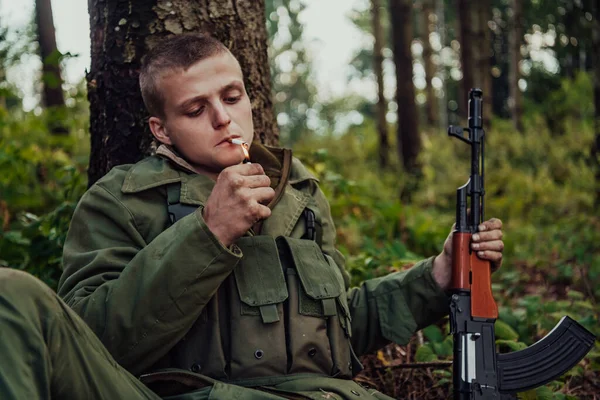 테러리스트들은 전투중 숲에서 휴식을 취하고 담배를 피웁니다 — 스톡 사진