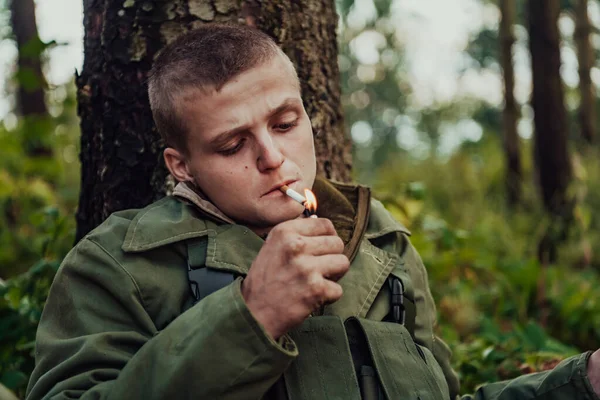 Терорист Має Перерву Курить Сигарету Лісі Під Час Бою — стокове фото