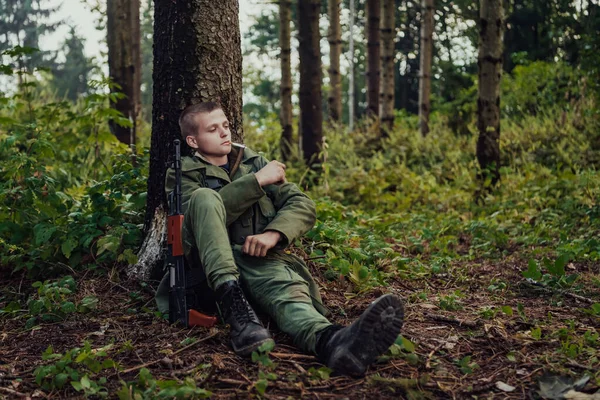 테러리스트들은 전투중 숲에서 휴식을 취하고 담배를 피웁니다 — 스톡 사진