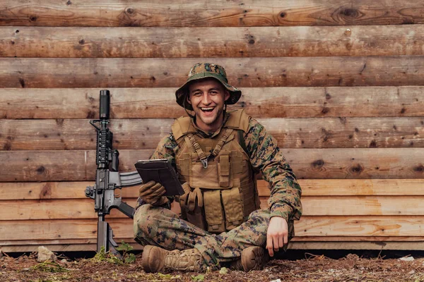 Soldado Usando Tableta Contra Vieja Pared Madera Campamento Militar Para —  Fotos de Stock