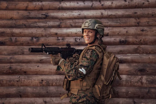 Mujer Soldado Listo Para Batalla Usando Equipo Militar Protector Arma — Foto de Stock