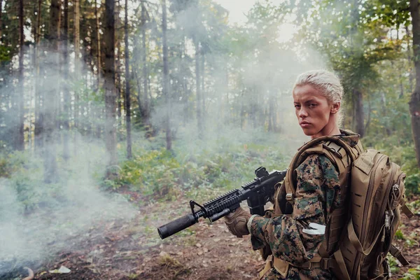 Mujer Soldado Listo Para Batalla Usando Equipo Militar Protector Arma — Foto de Stock