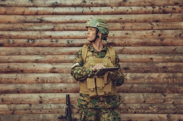 Soldatin Mit Tablet Computer Gegen Alte Holzwand Lager — Stockfoto