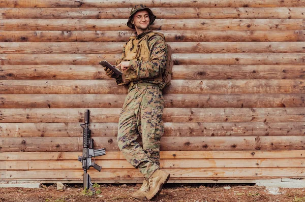 Asker Arkadaşları Ailesiyle Irtibatta Kalmak Için Askeri Kampta Eski Tahta — Stok fotoğraf