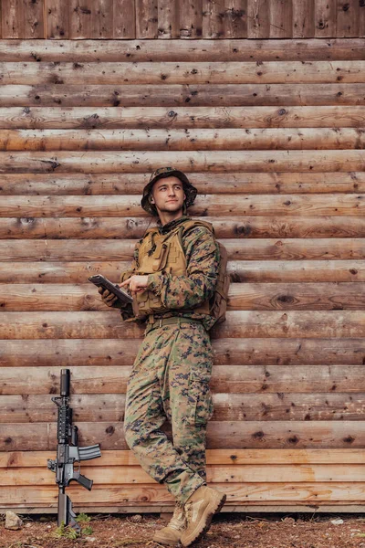 Soldado Usando Tableta Contra Vieja Pared Madera Campamento Militar Para — Foto de Stock
