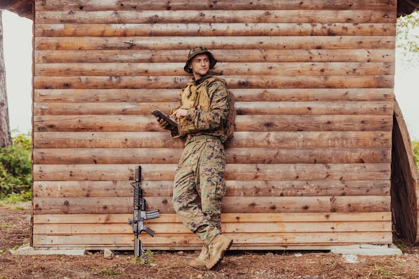 Soldato Che Usa Computer Tablet Contro Vecchio Muro Legno Nel — Foto Stock