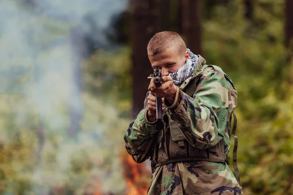 Θυμωμένος Τρομοκράτης Μαχητής Αντάρτης Πολεμιστής Στο Δάσος — Φωτογραφία Αρχείου