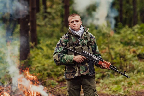 Wütender Militanter Guerillakämpfer Wald — Stockfoto