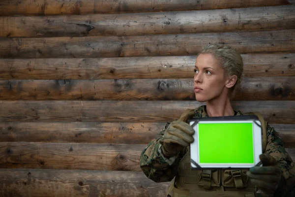 Femme Soldat Utilisant Tablette Informatique Contre Vieux Mur Bois Dans — Photo
