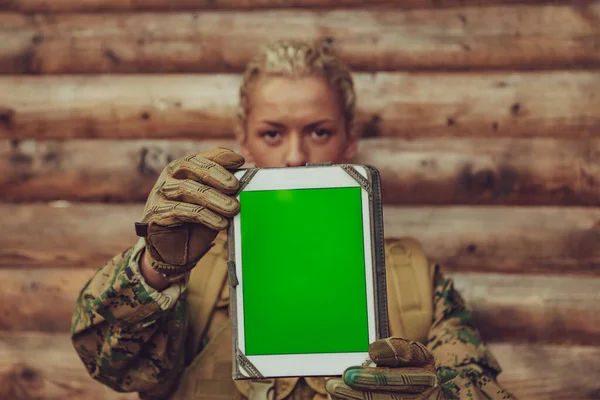 Mulher Soldado Usando Tablet Computador Contra Parede Madeira Velha Acampamento — Fotografia de Stock