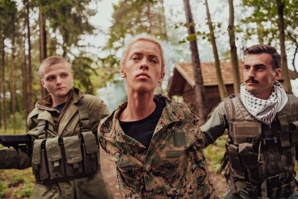 테러리스트들은 여군을 체포하고 폭력적 방법으로 그녀를 했습니다 — 스톡 사진