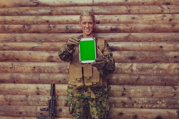 Kobieta Żołnierz Pomocą Komputera Tablet Przeciwko Starej Drewnianej Ścianie Obozie — Zdjęcie stockowe