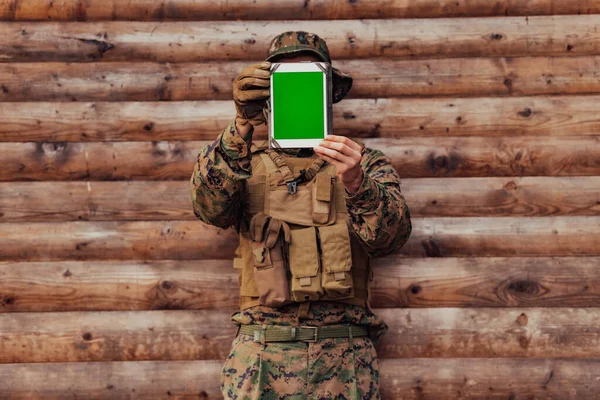 Στρατιώτης Που Χρησιμοποιεί Tablet Υπολογιστή Ενάντια Στο Παλιό Ξύλινο Τοίχο — Φωτογραφία Αρχείου
