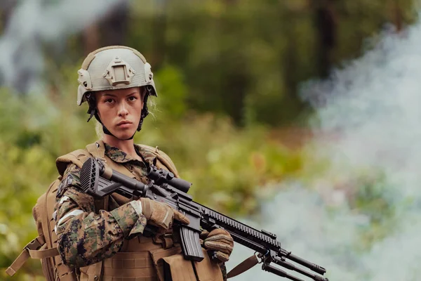 Kvinnelig Soldat Klar Til Kamp Iført Verneutstyr Våpen – stockfoto