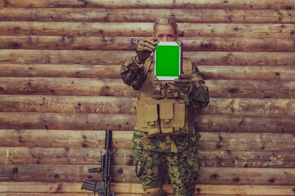 Katona Használ Tabletta Számítógép Ellen Régi Fából Készült Fal Táborban — Stock Fotó