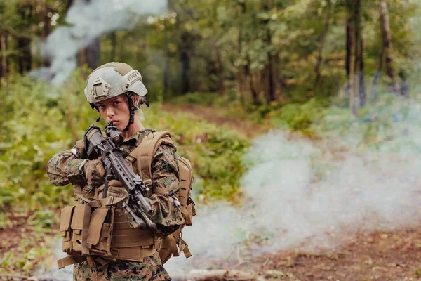 Γυναίκα Στρατιώτης Έτοιμη Για Μάχη Φορώντας Προστατευτικό Στρατιωτικό Εξοπλισμό Και — Φωτογραφία Αρχείου