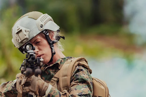 Katona Készen Áll Csatára Viselése Védő Katonai Felszerelés Fegyver — Stock Fotó