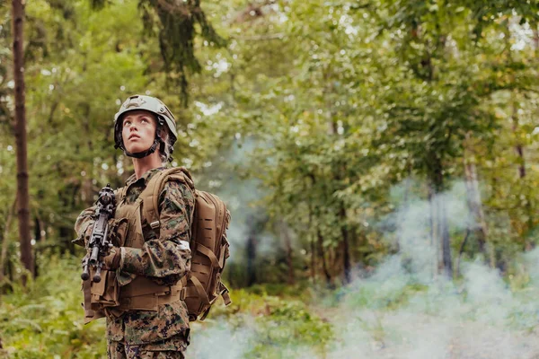 Savaşa Hazır Kadın Asker Koruyucu Askeri Kıyafetler Silah Giyiyor — Stok fotoğraf