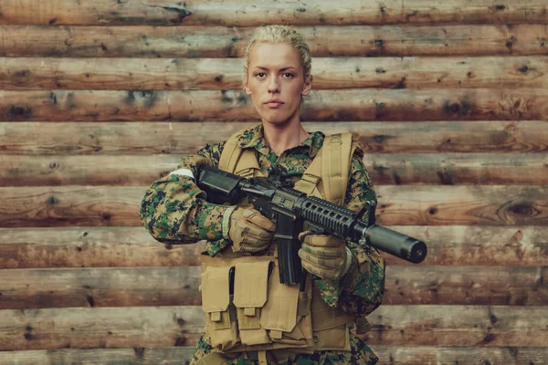 Kobieta Żołnierz Gotowy Bitwy Noszenie Ochronnego Sprzętu Wojskowego Broni — Zdjęcie stockowe