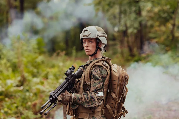 Soldatin Bereit Für Den Kampf Mit Militärischer Schutzausrüstung Und Waffe — Stockfoto