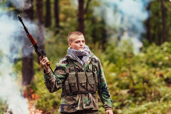 Θυμωμένος Τρομοκράτης Μαχητής Αντάρτης Πολεμιστής Στο Δάσος — Φωτογραφία Αρχείου