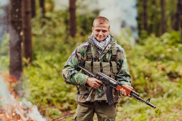 森林里愤怒的恐怖主义好战游击队员战士 — 图库照片