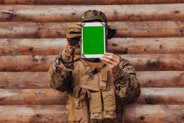 Soldado Usando Tablet Computador Contra Parede Madeira Velha Acampamento Militar — Fotografia de Stock