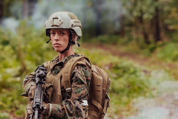 Kobieta Żołnierz Gotowy Bitwy Noszenie Ochronnego Sprzętu Wojskowego Broni — Zdjęcie stockowe
