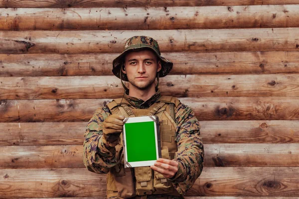 Soldaat Met Tablet Computer Tegen Oude Houten Muur Militair Kamp — Stockfoto