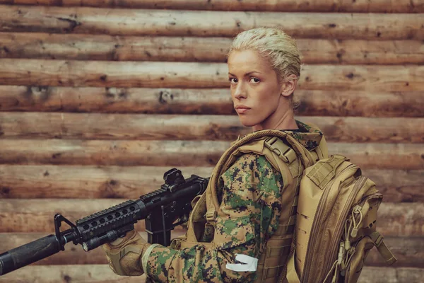 Žena Voják Připraven Boji Nosí Ochranné Vojenské Výstroje Zbraně — Stock fotografie