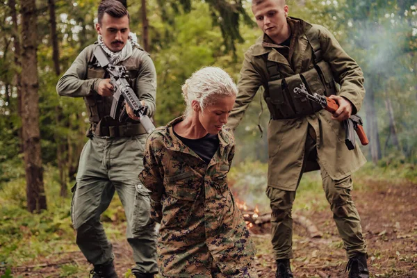 Террористы Захвачены Плен Живой Женщиной Солдатом Допрашивать Специальной Тактике Насилия — стоковое фото