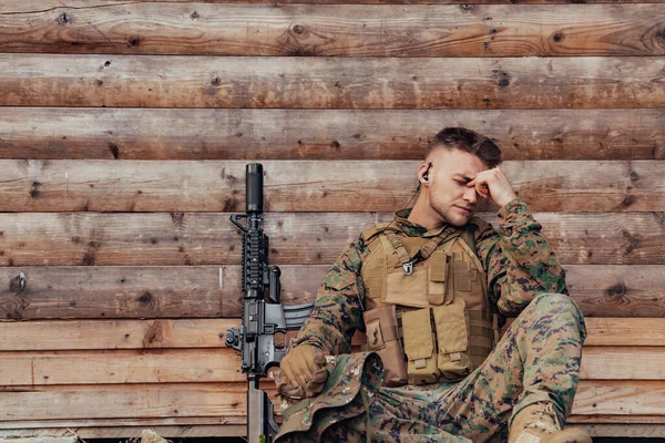 Rozrušený Voják Psychologické Problémy Držet Hlavu — Stock fotografie