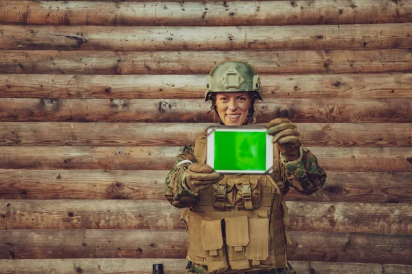 Mujer Soldado Usando Tableta Ordenador Contra Pared Madera Vieja Campo —  Fotos de Stock