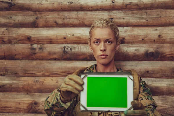 Mulher Soldado Usando Tablet Computador Contra Parede Madeira Velha Acampamento — Fotografia de Stock