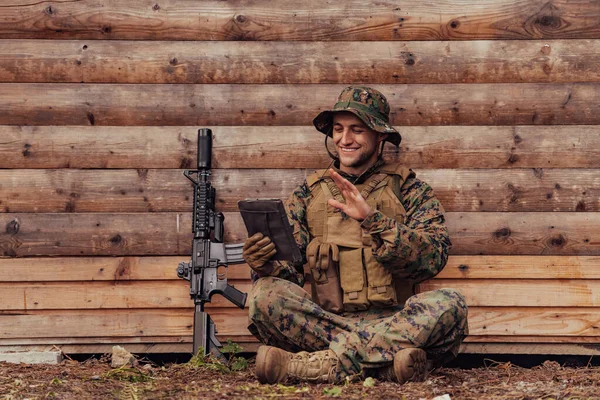 Soldaat Met Tablet Computer Tegen Oude Houten Muur Militair Kamp — Stockfoto