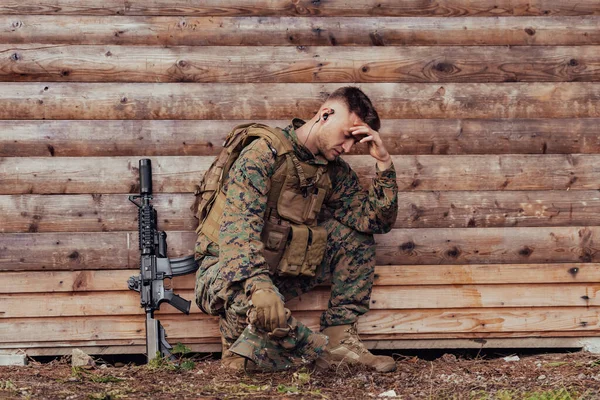 Turbato Soldato Problemi Psicologici Tenendo Testa — Foto Stock