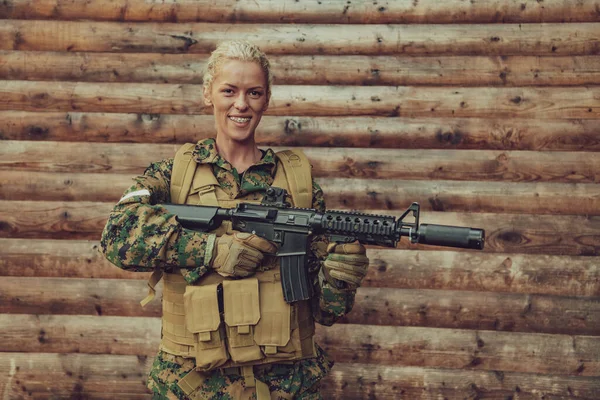 Mujer Soldado Listo Para Batalla Usando Equipo Militar Protector Arma —  Fotos de Stock