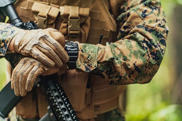 Amerikanisches Marinekorps Spezialeinsatzsoldat Bereitet Taktische Ausrüstung Und Kommunikationsausrüstung Für Action — Stockfoto