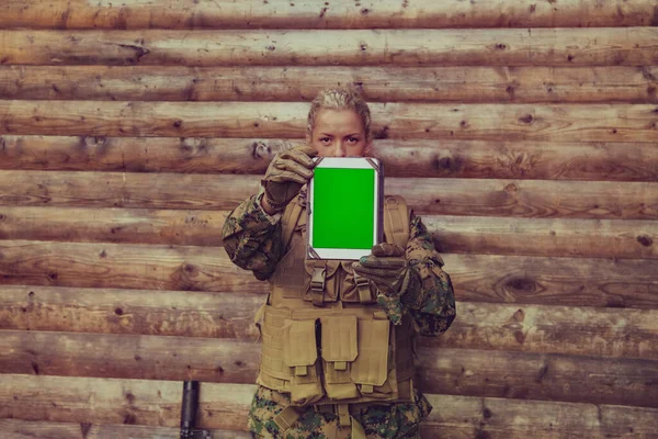 Kamptaki Eski Tahta Duvara Karşı Tablet Bilgisayar Kullanan Kadın Asker — Stok fotoğraf